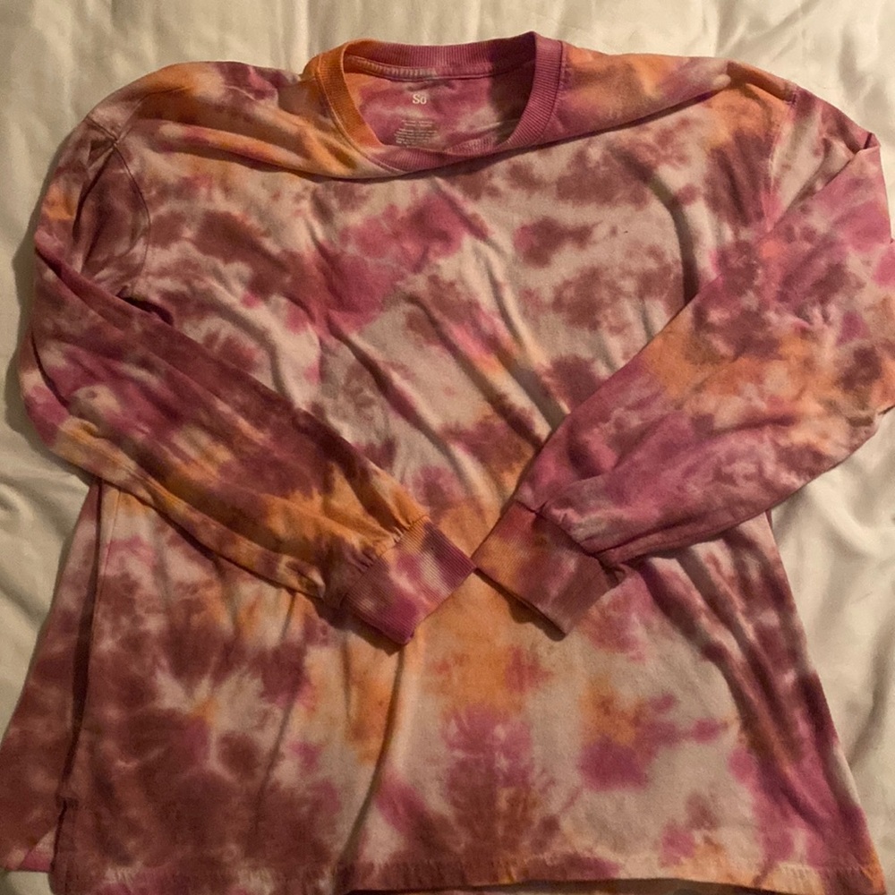 XS long sleeve tie dye Tshirt. Very soft. Fit is a little larger. SO brand.